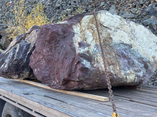 Огромные красно-фиолетовые валуны для ландшафтного дизайна весом более 5 тонн купить в Лангепасе