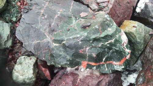 Гигантские зелёные валуны для ландшафтного дизайна весом более 5 тонн купить в Лангепасе