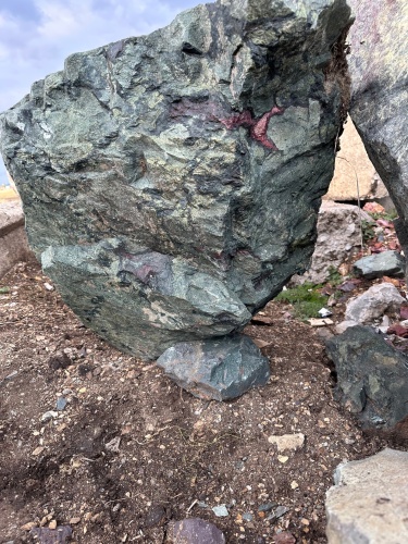 Гигантские зелёные валуны для ландшафтного дизайна весом более 5 тонн купить в Лангепасе