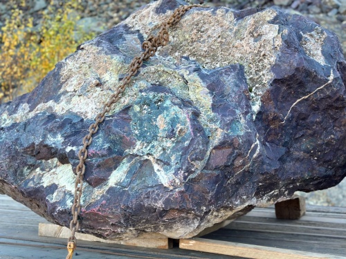 Огромные красно-фиолетовые валуны для ландшафтного дизайна весом более 5 тонн купить в Лангепасе