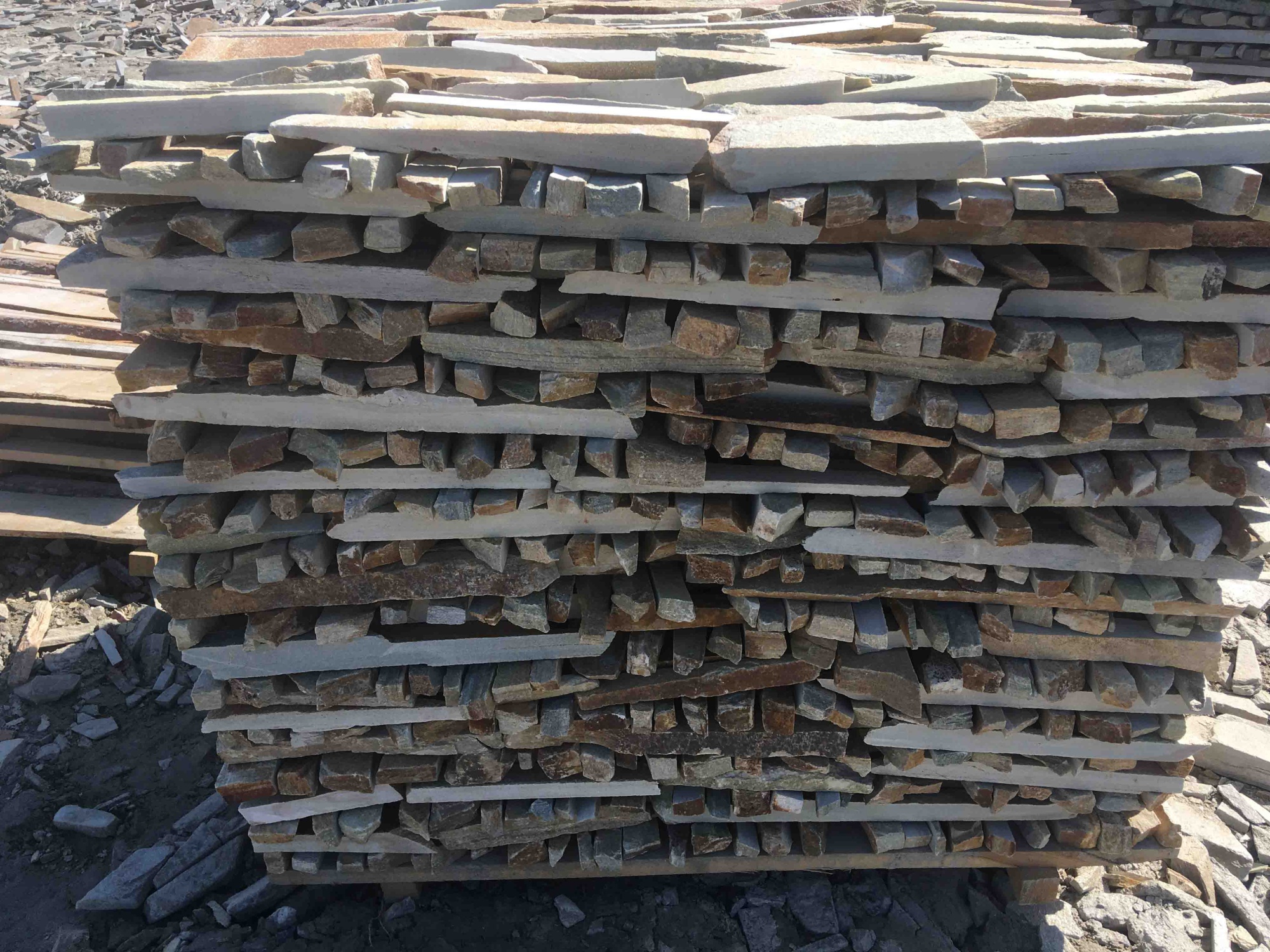 Горбушка златолит золотистый для облицовки купить в Лангепасе