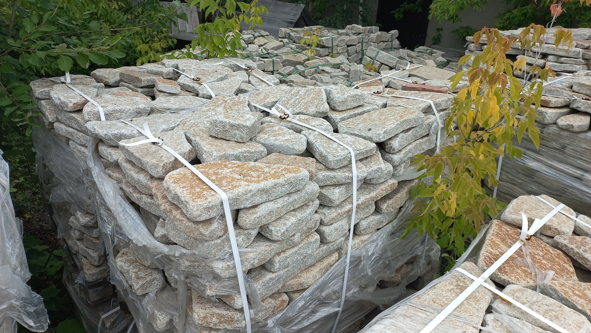 Плитняк галтованный гранитный для ландшафтного дизайна купить в Лангепасе