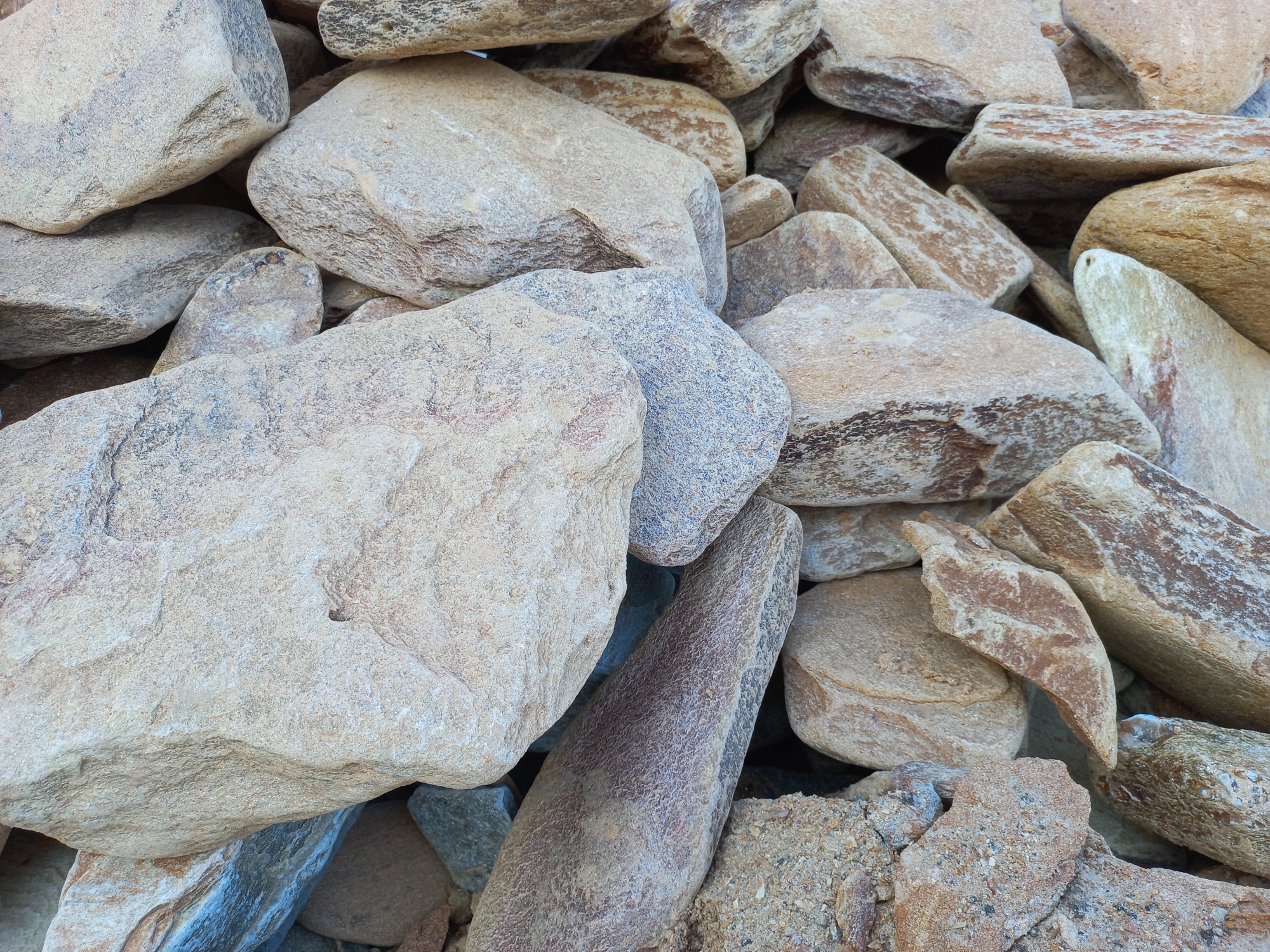 Златолит жёлтый, жёлто-зелёный глыбки и валуны для ланшафтного дизайна купить в Лангепасе