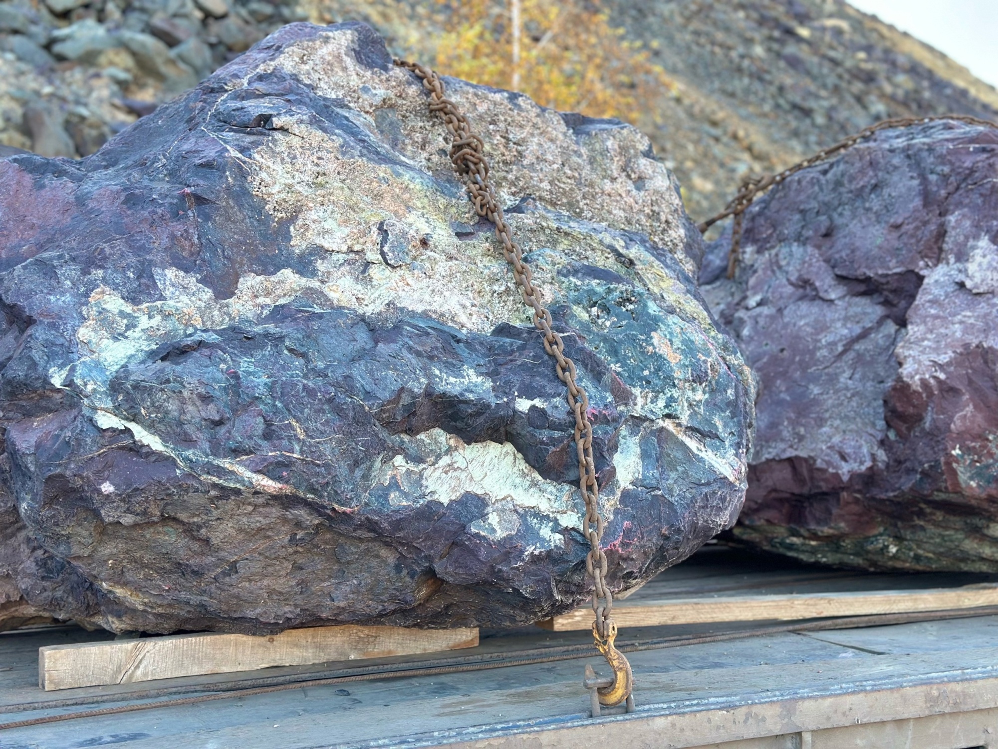 Огромные красно-фиолетовые валуны для ландшафтного дизайна весом более 5 тонн купить в Лангепасе