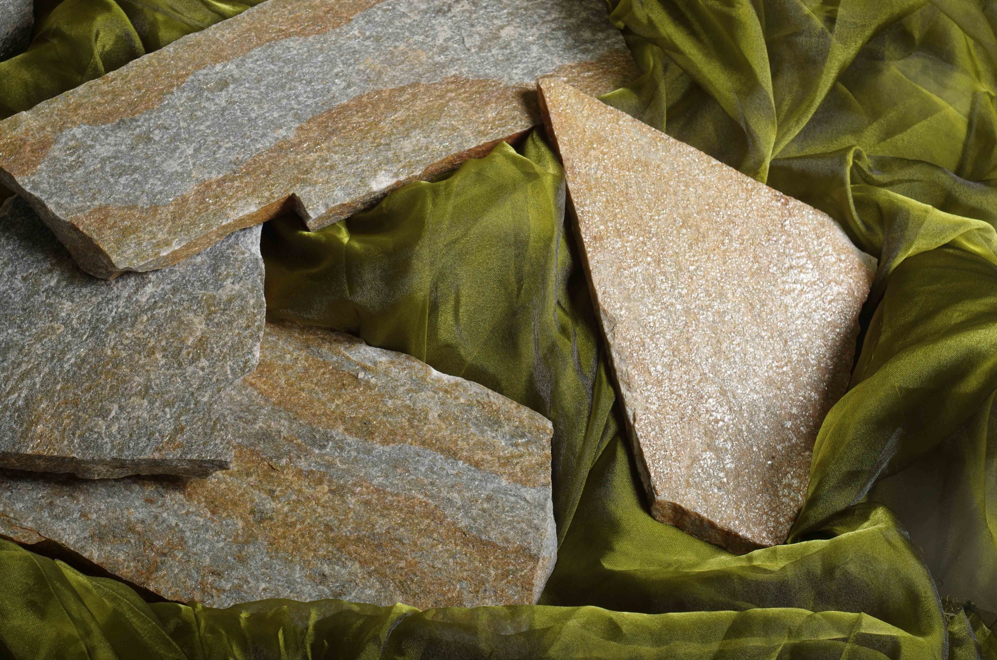 Плитняк златолит Уральский для цоколя, отмостки купить в Лангепасе