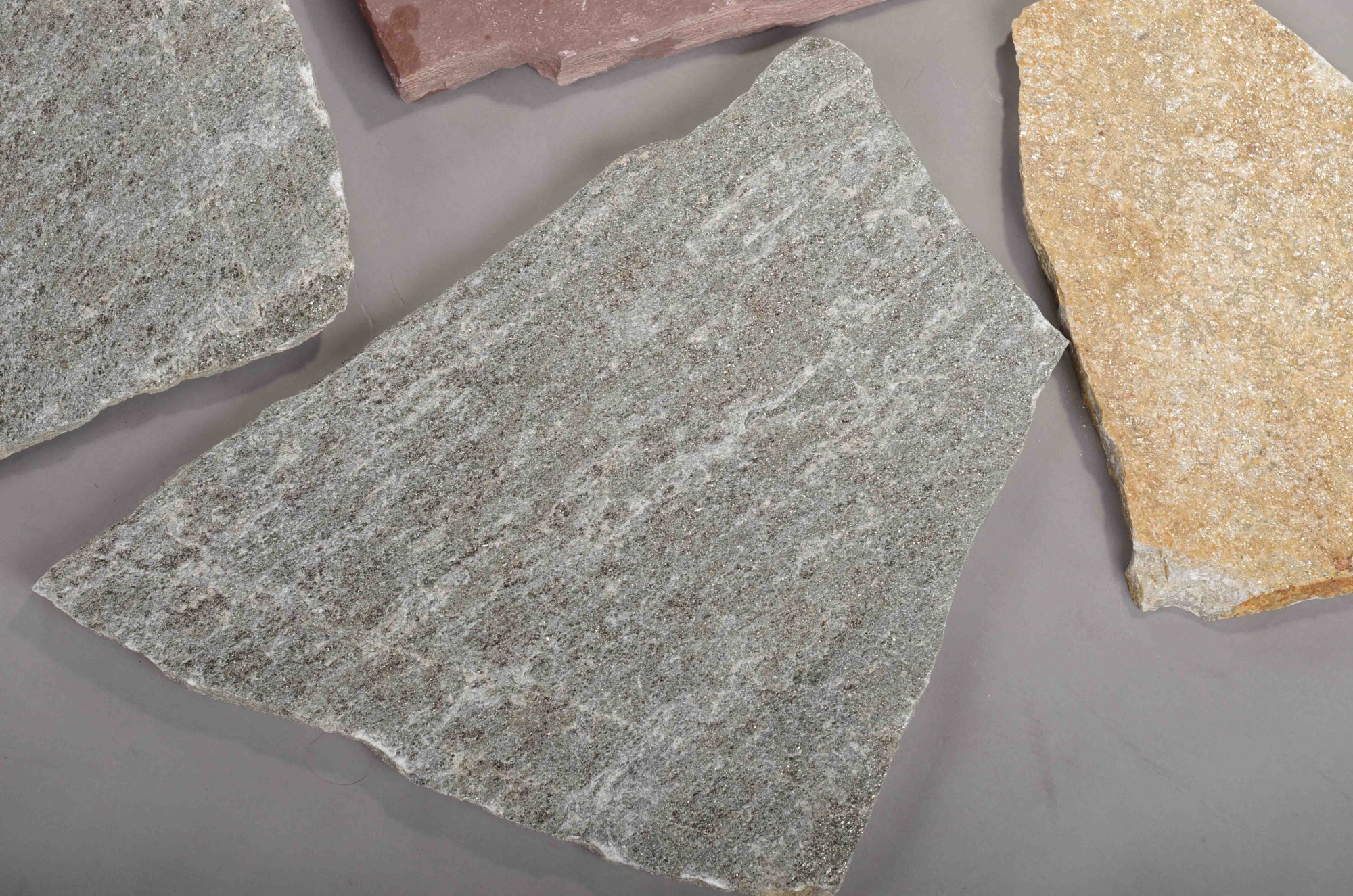 Плитняк златолит Уральский для цоколя, отмостки купить в Лангепасе