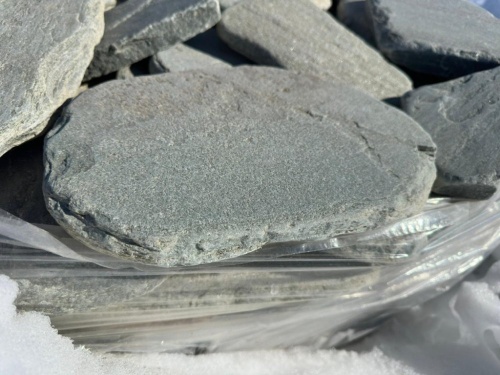 Плитняк златолит зелёный галтованный для цоколя купить в Лангепасе