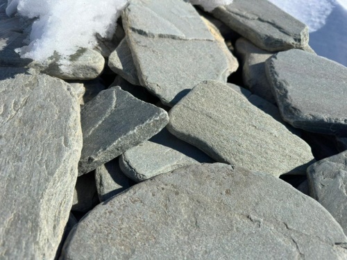 Плитняк златолит зелёный галтованный для цоколя купить в Лангепасе